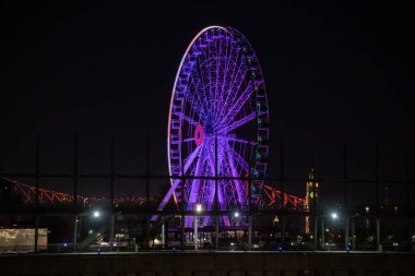 Old Port rıhtımındaki La Grande Roue de Montreal 'in gece manzarası. Montreal, Kanada - 29 Ekim 2025.
