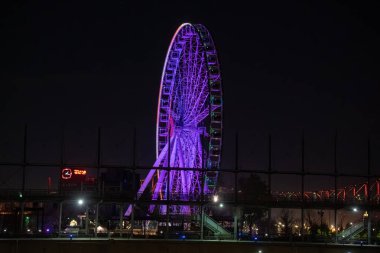 Old Port rıhtımındaki La Grande Roue de Montreal 'in gece manzarası. Montreal, Kanada - 29 Ekim 2025.