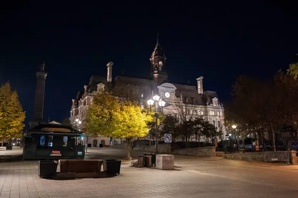 Montreal Belediye Binası 'nın gece manzarası sıcacık ışıklarla aydınlandı. Montreal, Kanada - 29 Ekim 2025.