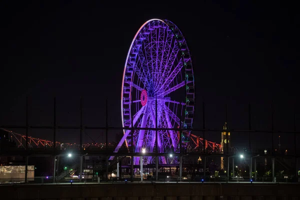 Old Port rıhtımındaki La Grande Roue de Montreal 'in gece manzarası. Montreal, Kanada - 29 Ekim 2025.