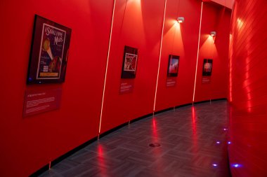 Montreal Planetarium 'un modern sergi tasarımlı iç manzarası. Montreal, Kanada - 30 Ekim 2025.