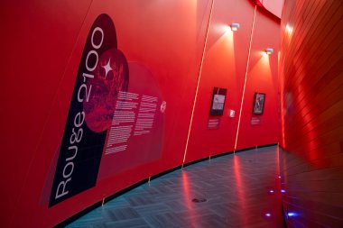 Montreal Planetarium 'un modern sergi tasarımlı iç manzarası. Montreal, Kanada - 30 Ekim 2025.