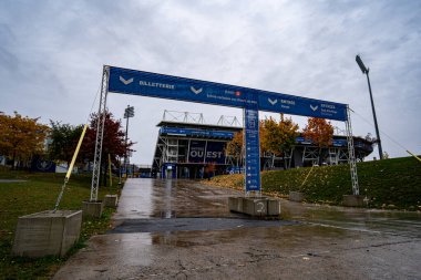 Yağmurlu bir günde Stade Saputo Girişi manzarası. Montreal, Kanada - 30 Ekim 2025.