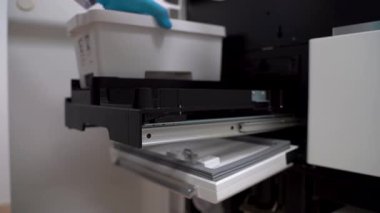 Tıbbi Eldiven 4K ile Laboratuvar Teknisyeni Kullanımı Aygıtı