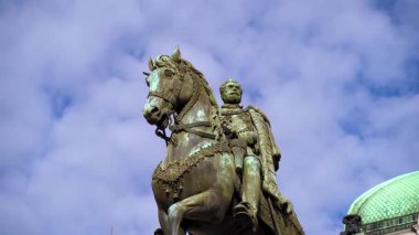 Belgrad Cumhuriyet Meydanı 'nda Prens Mihailo anıtı