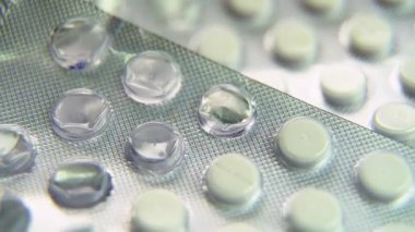 Boş ve Tam Paketli Beyaz Tablet Uyuşturucularını Kapat