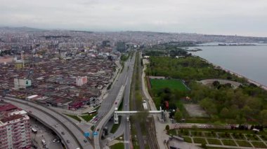Samsun şehir merkezindeki trafik ve binaların hava görüntüsü