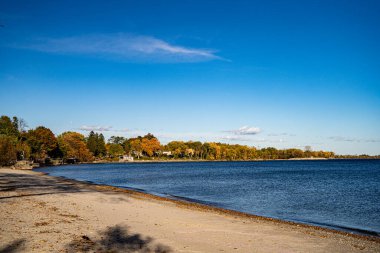Toronto 'daki Marie Curtis Park Sahili manzarası.