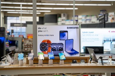Samsung akıllı telefonu ve elektronik mağazasında giyilebilir vitrin. Brampton, Kanada - 16 Kasım 2025.
