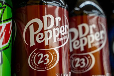 Depodaki Dr Pepper gazoz şişelerini kapatın. Brampton, Kanada - 16 Kasım 2025.