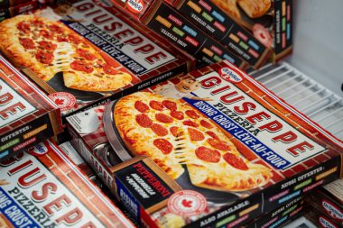 Donmuş Giuseppe pepperonili pizzalar dondurucuda sergileniyor. Brampton, Kanada - 16 Kasım 2025.