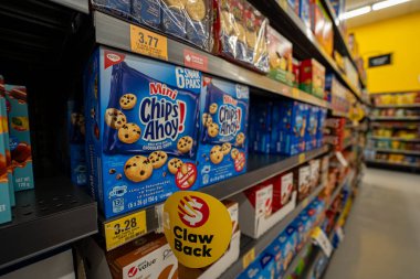 Market rafındaki küçük cips kutularını kapat. Brampton, Kanada - 16 Kasım 2025.