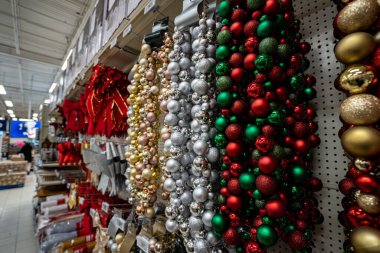 Mağaza koridorundaki renkli Noel çelenkleri manzarası.