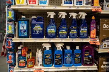 Raftaki temizlik ürünlerini kapatın. Brampton, Kanada - 16 Kasım 2025.