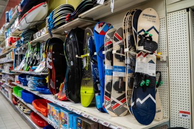 Vitrindeki kar kayakları ve kızakların görüntüsü. Brampton, Kanada - 16 Kasım 2025.