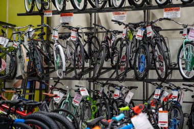 Mağazada gösterilen renkli bisikletlerin görüntüsü. Brampton, Kanada - 16 Kasım 2025.