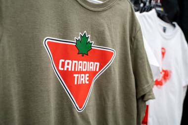 Canadian Tire 'ın tişörtündeki logosunu kapat. Brampton, Kanada - 16 Kasım 2025.