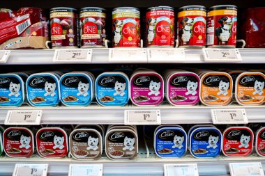 Mağaza rafındaki çeşitli konserve köpek maması manzarası. Brampton, Kanada - 16 Kasım 2025.