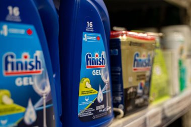 Bulaşık makinesinin rafındaki jel şişelerini kapatın. Brampton, Kanada - 16 Kasım 2025.