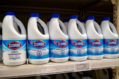 Clorox 'un kapağını kapat. Orijinal çamaşır suyu şişeleri rafta. Brampton, Kanada - 16 Kasım 2025.