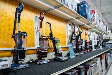 Mağaza koridorunda dikey elektrik süpürgesi sergileniyor. Brampton, Kanada - 16 Kasım 2025.