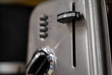 Paslanmaz çelik tost makinesini ve manivelayı kapat..