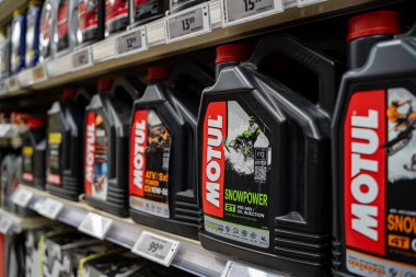 Motul motor yağı konteynırları otomotiv rafında. Brampton, Kanada - 16 Kasım 2025.