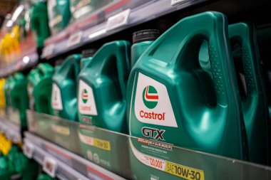 Mağazadaki Castrol GTV motor yağı şişelerinin görüntüsü. Brampton, Kanada - 16 Kasım 2025.