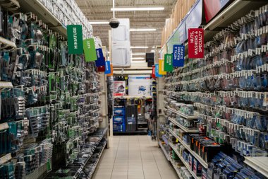 Çeşitli bağlayıcılar ve aletlerle donanım mağazası koridorunun görüntüsü. Brampton, Kanada - 16 Kasım 2025.