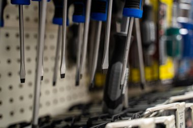 Hırdavatçıda asılı duran düz başlı tornavidaları kapat.