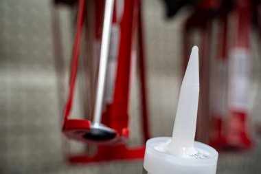 Arka planda kırmızı kabartma silahlarıyla tüp hortumunu kapat..