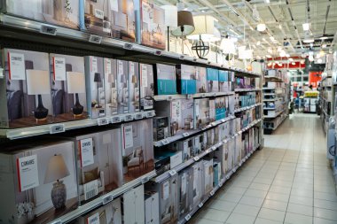 Mağaza raflarında kutulanmış lamba ve ışıklandırma ürünlerinin görüntüsü. Brampton, Kanada - 16 Kasım 2025.