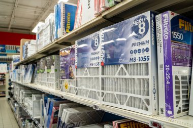 Hırdavatçı rafındaki paketlenmiş hava filtrelerinin görüntüsü. Brampton, Kanada - 16 Kasım 2025.