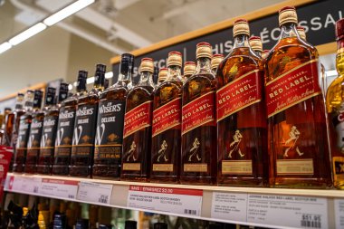 Johnnie Walker 'ın mağazadaki viski şişelerinin görüntüsü. Toronto, Kanada - 20 Kasım 2025.
