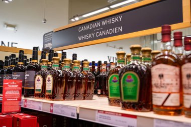 Dükkandaki Kanada viski şişelerinin manzarası. Toronto, Kanada - 20 Kasım 2025.