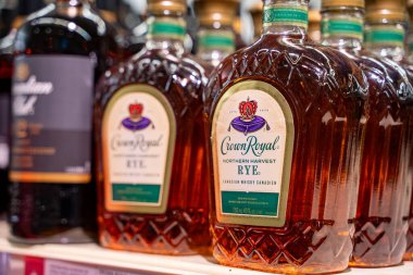 Crown Royal Kanada viski şişesinin rafını kapatın. Toronto, Kanada - 20 Kasım 2025.