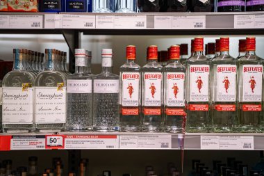 Mağazadaki çeşitli cin şişelerinin görüntüsü. Toronto, Kanada - 20 Kasım 2025.