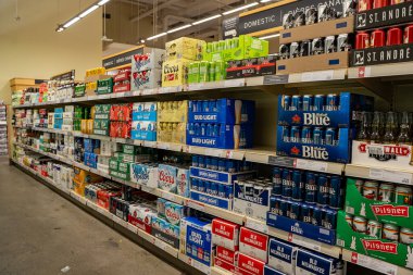 Dükkandaki çeşitli bira kutularının görüntüsü. Toronto, Kanada - 20 Kasım 2025.