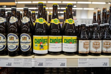 Dükkanda La Chouffe Weihenstephaner ve Chimay bira şişelerinin görüntüsü var. Toronto, Kanada - 20 Kasım 2025.