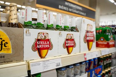 Stella Artois bira paketlerinin mağazadaki görüntüsü. Toronto, Kanada - 20 Kasım 2025.