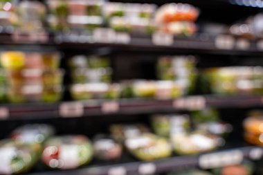 Ambalajlı salataların bulanık görünümü.