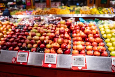 Süpermarketin üretim bölümündeki elmaların bulanık görünümü.