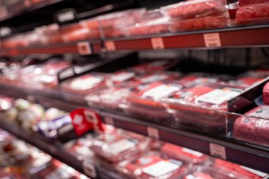 Süpermarkette paketlenmiş etin bulanık görüntüsü.