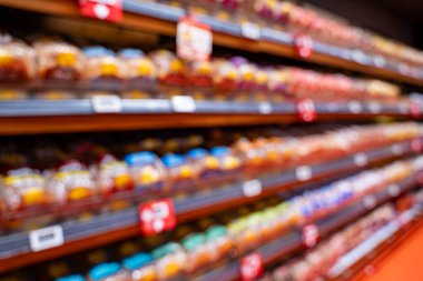 Süpermarket rafındaki çeşitli paketlenmiş ekmeğin görüntüsü.