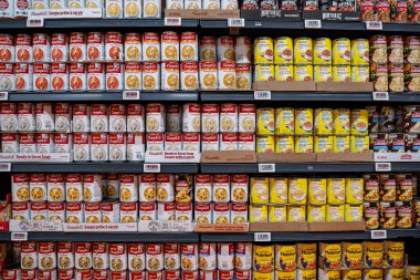 Süpermarket rafındaki çeşitli konserve çorbaların görüntüsü. Toronto, Kanada - 20 Kasım 2025.