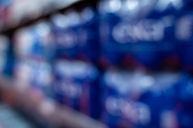 Pazar rafındaki şişelenmiş içeceklerin bulanık görüntüsü.