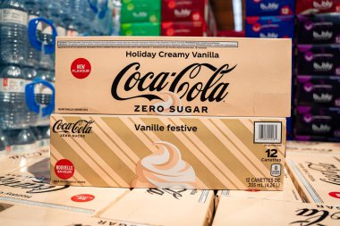 Süpermarkette Coca Cola Sıfır Şekerli Tatil Kremalı Vanilya 12 paketi. Toronto, Kanada - 20 Kasım 2025.