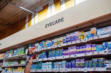 Eczanedeki göz ve göz tedavisi ürünlerinin görüntüsü. Toronto, Kanada - 20 Kasım 2025.