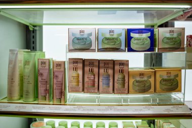 Pixi cilt bakımı ve güzellik reyonunda makyaj malzemesi. Toronto, Kanada - 20 Kasım 2025.