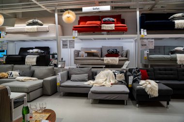 IKEA mağazasında gösterilen çeşitli kanepelerin görüntüsü. Toronto, Kanada - 20 Kasım 2025.